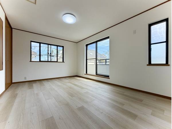 9帖超の主寝室は上部に小屋裏収納が広がっています