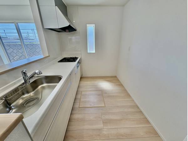 システムキッチンも使いやすそうですね。キッチン横の窓もいいですよ。