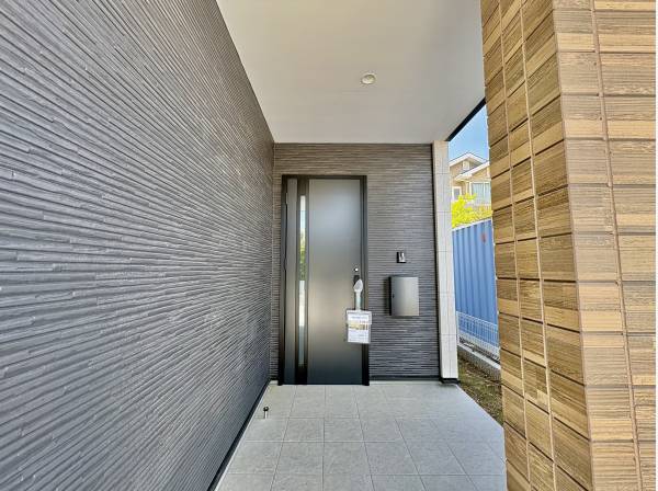 玄関ポーチは屋根があって雨の日も安心ですよ！