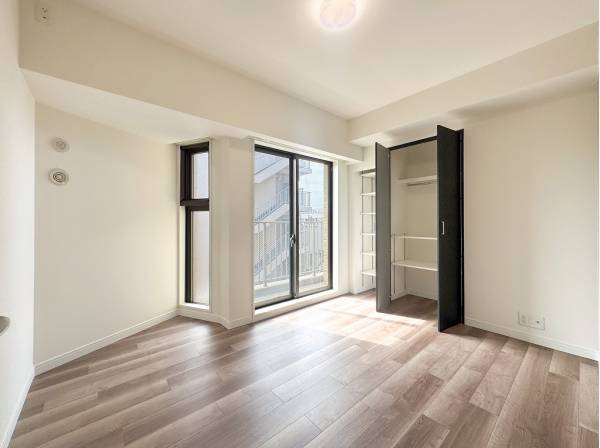 陽光がたっぷりと注がれる南向きの居室