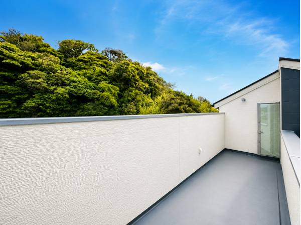 青空と緑を身近に感じる屋上空間。休日の楽しみが広がります。