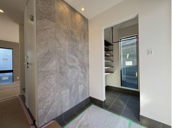 石目調の壁が美しい玄関スペース