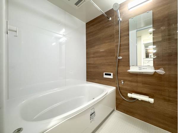 バスルームも新規交換済みで綺麗です