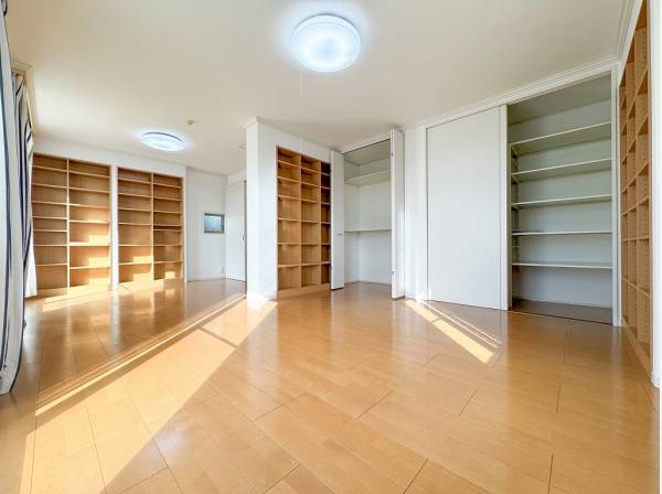 読書好きにはたまらない本棚に囲まれたお部屋は多目的に活用できそう