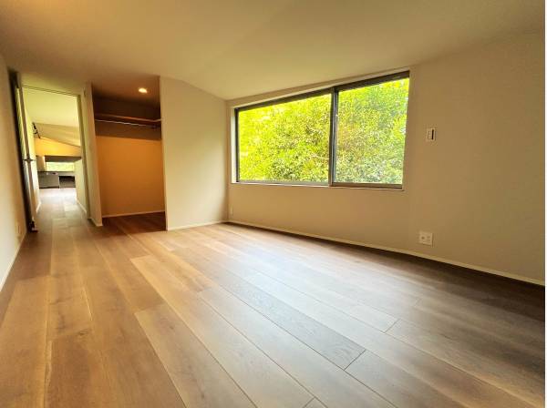 こちらは2階の洋室で、約11帖御座います
