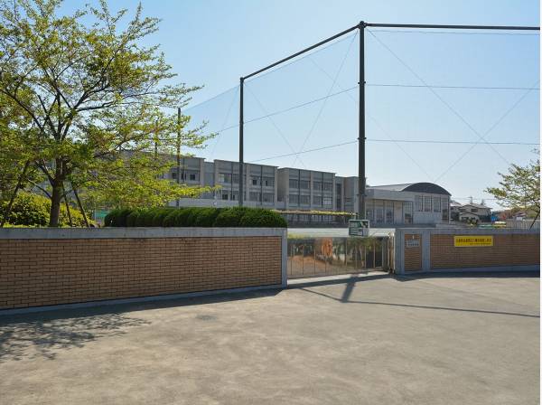 藤沢市立片瀬中学校まで徒歩約3分（約240m）
