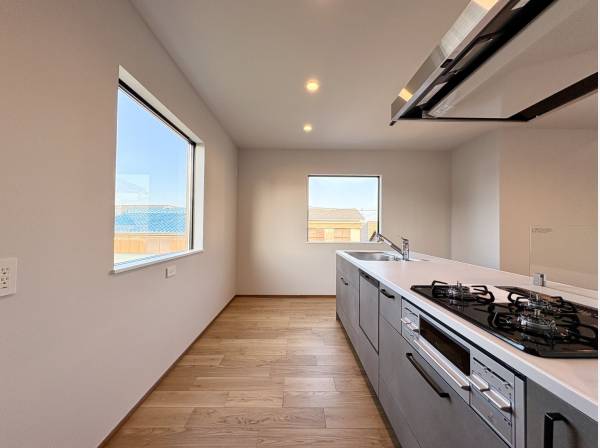 キッチンスペースも窓が多く明るい空間です