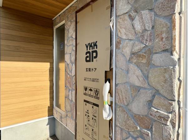 玄関周りは石壁で重厚感あるデザイン