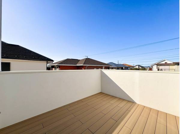 デッキの敷かれたバルコニーからはチラリと海を遠望