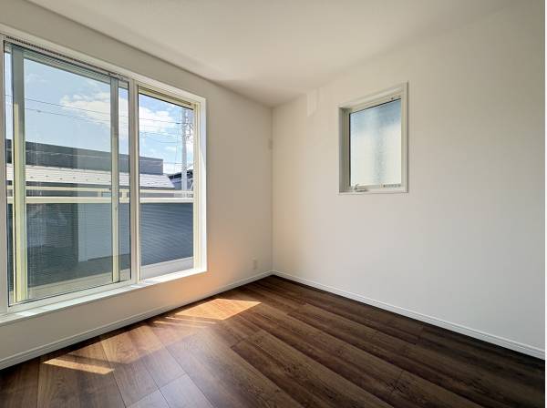 バルコニーへつながる2階洋室