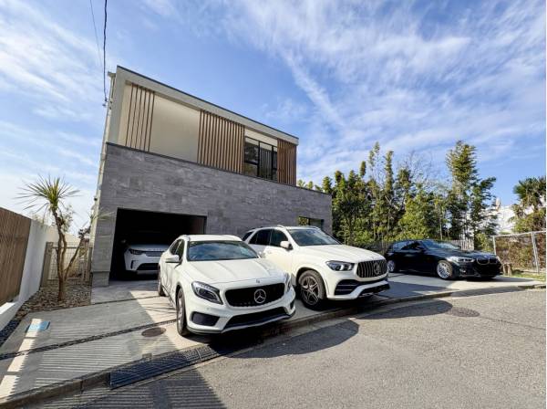 前面道路はほぼ車通りがなく静かな環境です