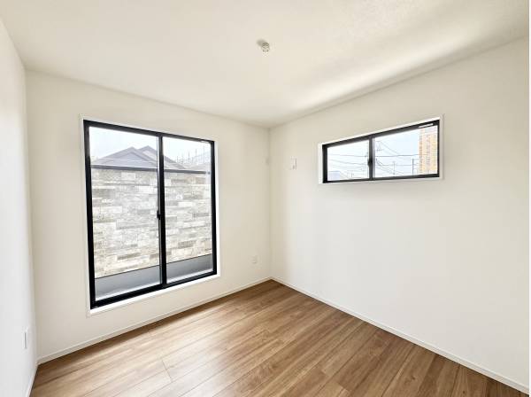 二面採光で日当たり良好！2部屋からバルコニーへ出られます。