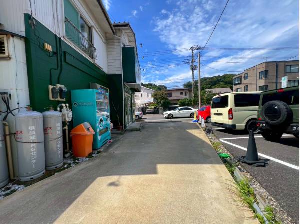 前面道路も大変広々としておりますのでお車も安心