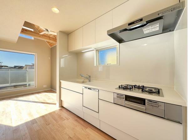 清潔感溢れるホワイトのキッチンは収納も充実