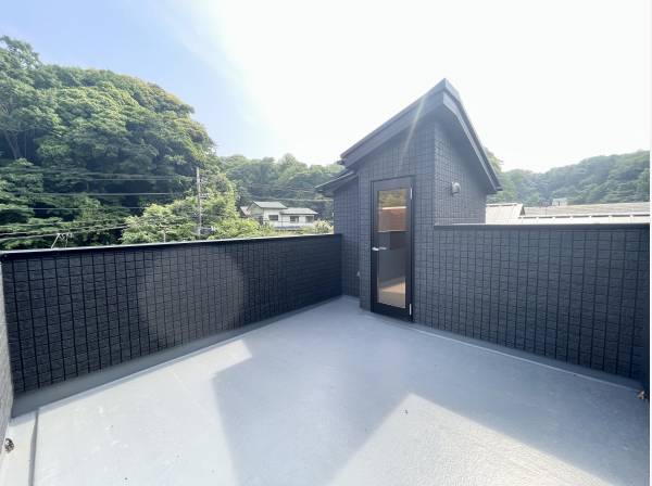 広々ルーフバルコニーが備わります