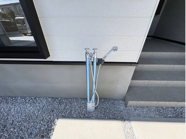 玄関横にはシャワーがあって、便利ですよ。