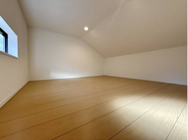 多目的に活用できる約4.5帖の小屋裏収納 季節物もすっきり