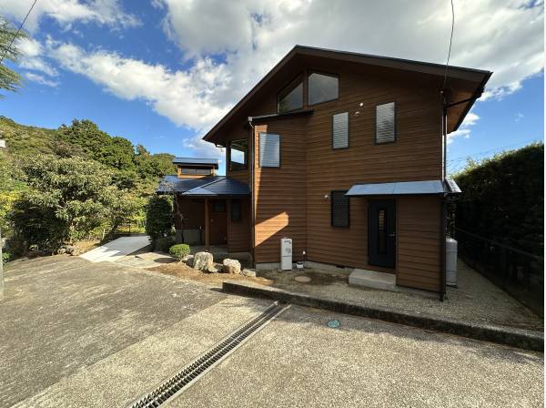 木を豊富に使った温かみのある造り/道路付も良い為、駐車も楽々
