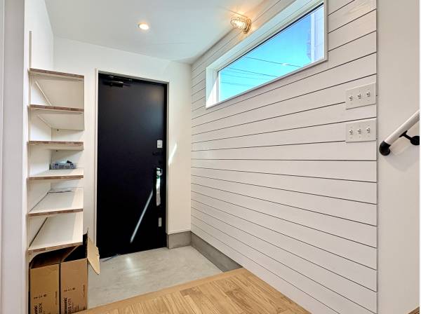 玄関スペース。マリンランプがアクセントに