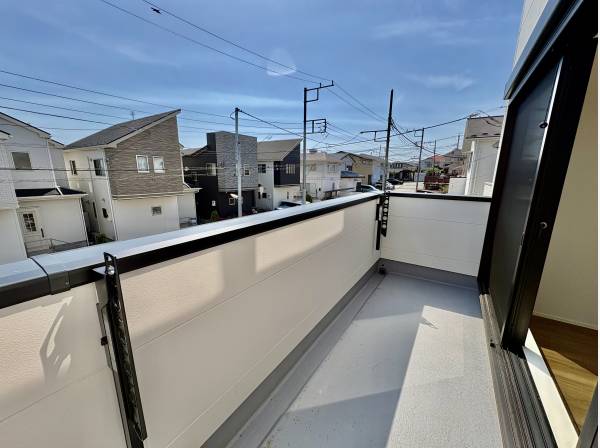 バルコニーからの日当たりも良好です。目の前は静かな道路ですよ！