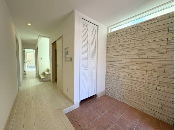 すっきりとした広さの玄関にはＳＩＣとファミリークロークを完備