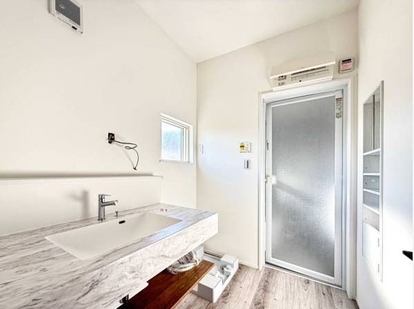 洗面化粧台も、鏡を取り付け、あと僅かで完成です。