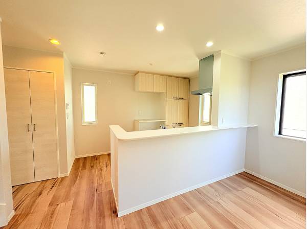 白を基調とした清潔感のある対面式キッチンです