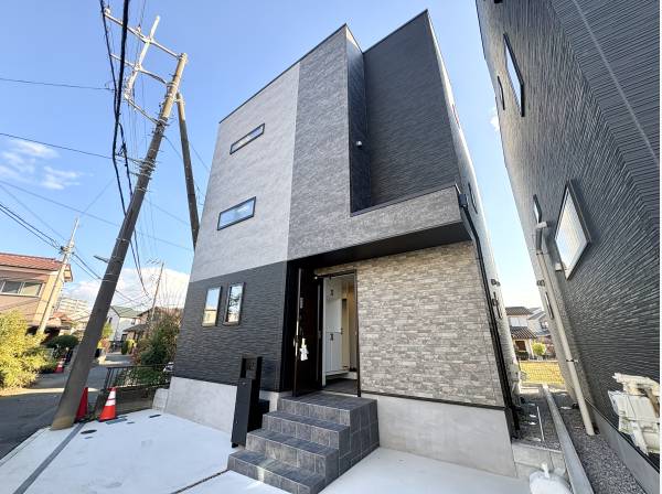 空に映える立体的なフォルムの住まい