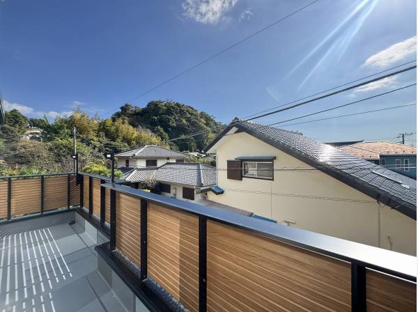 豊かな緑を望む明るいバルコニー