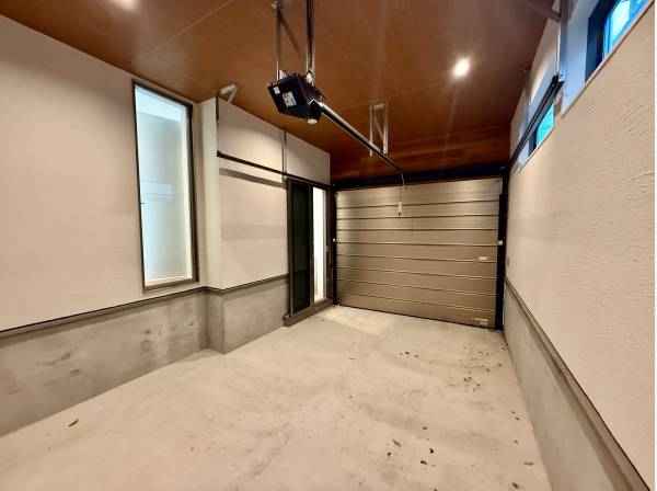 ガレージから室内へ出入りできます