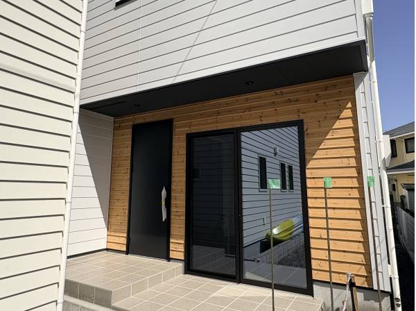 引き締まったブラックのドアが映えるスタイリッシュな玄関です