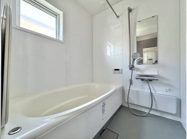 窓からやわらかな光が差し込む、清潔感あるバスルーム。