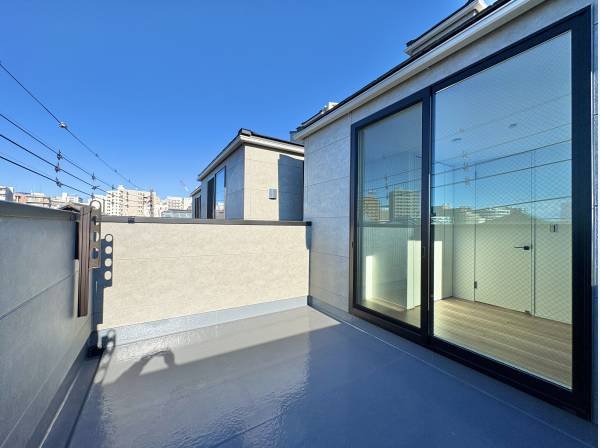 洗濯物を干す以外にも、用途に合わせて様々な活用ができるバルコニー。