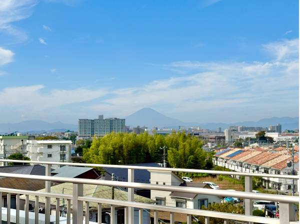ルーフバルコニーから富士山が望めます！