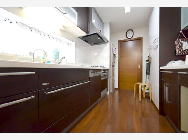 キッチンはIHを採用/広々していて料理をするにも快適