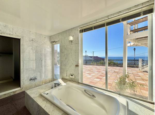 テラス越しに海を望む、開放感あふれるバスルーム。