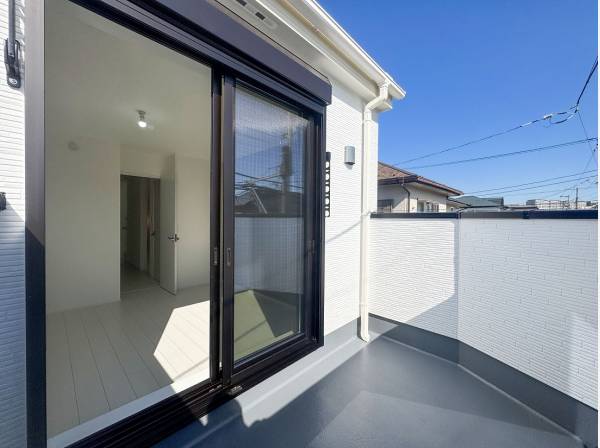 南東に面したバルコニーは陽当たり良好