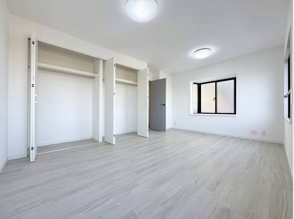 セパレートのクローゼットが魅力的な約10帖の居室