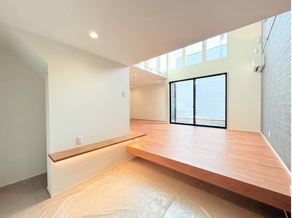 ピットリビング５．０帖階段下も収納スペースとして活用できます！