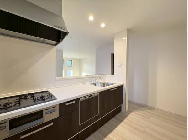 家族とコミュニケーションが捗る対面式のカウンターキッチン