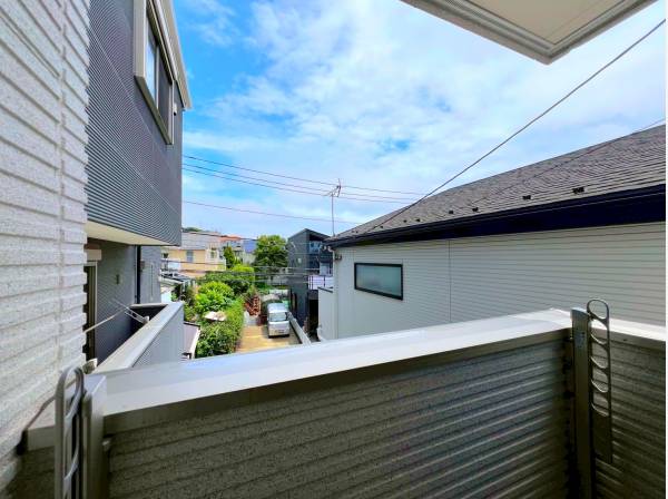 バルコニーは2階と3階にそれぞれございます