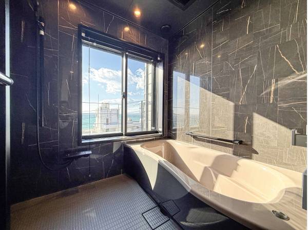 バスルームからも海の景色をお楽しみ頂けます