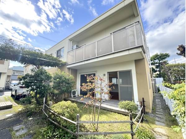 間口が広いリビング形状のため日当たり良し