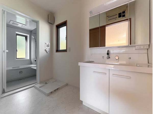 清潔感のある白で統一されたバスパウダールーム