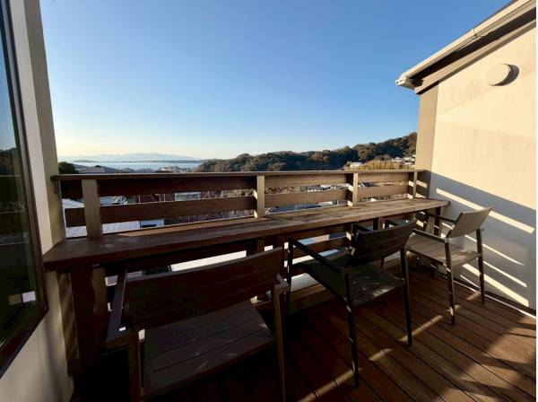 ウッドデッキから海や江ノ島を遠望