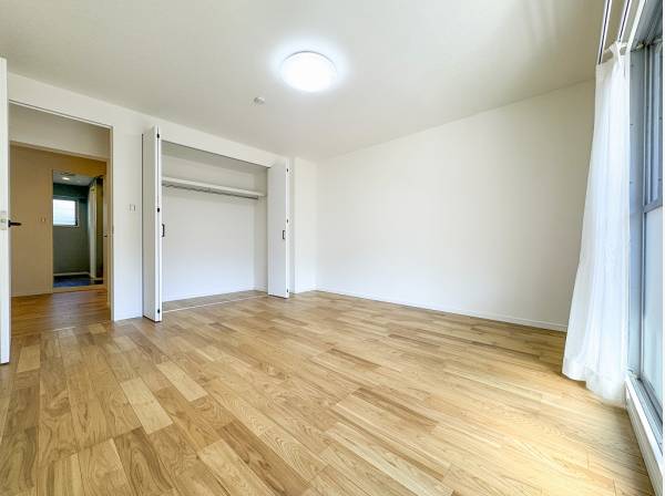 主寝室の広さはゆったりと寛げる8帖超