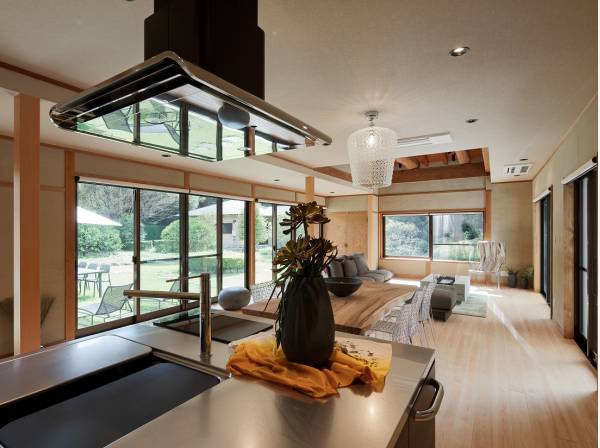 重厚な梁はそのままに室内は機能的にリノベーションされました