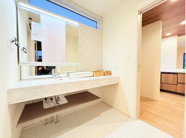 玄関からサニタリールーム、キッチンまで回遊できる導線です！