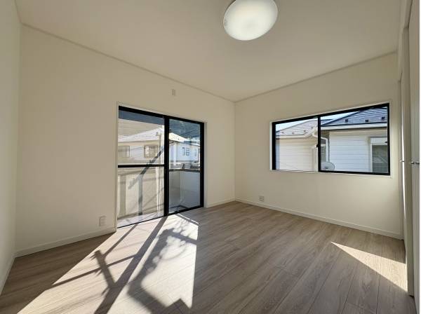 主寝室は２面採光で日当たり良好