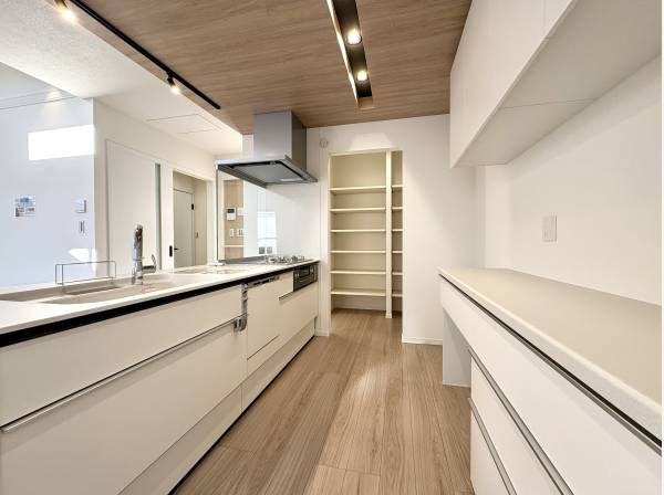 キッチン横にはパントリースペース完備。吉ん背面にはカップボード付き